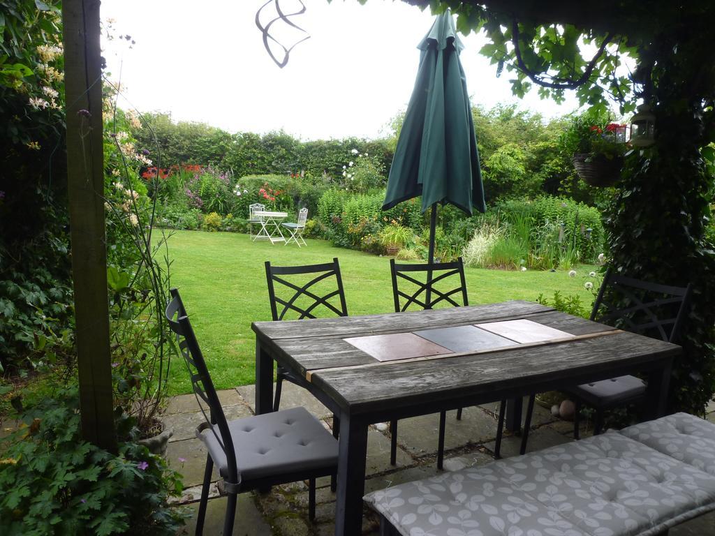 Manor Cottage Bed And Breakfast Windsor Exterior photo