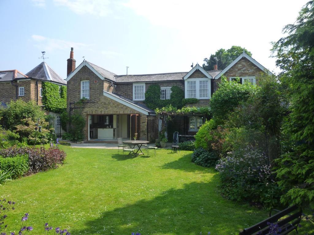 Manor Cottage Bed And Breakfast Windsor Exterior photo