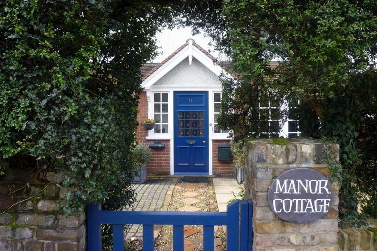 Manor Cottage Bed And Breakfast Windsor Exterior photo